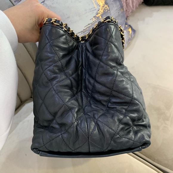 💓Sold💓Chanel tote with chain around - medium - Picture 3 of 9